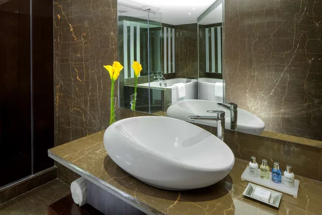 جناح رئاسي بسرير كينج، Radisson Blu Atria Bengaluru 2/2