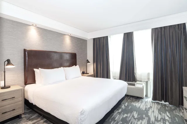 جناح قياسي بسرير كينج بمطبخ صغير، Sandman Signature Toronto Airport Hotel 3/5