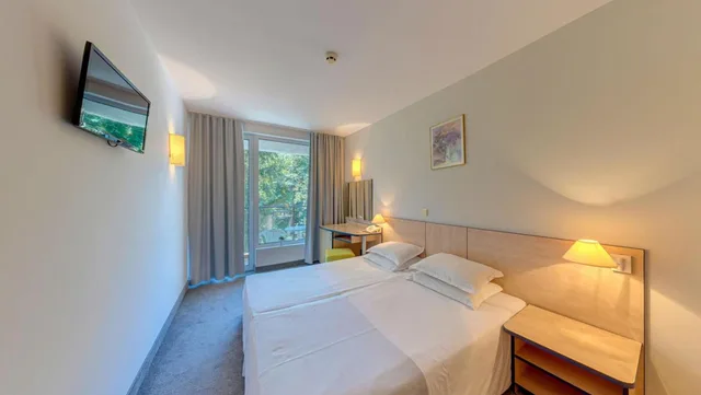 غرفة بسريرين منفصلين بشرفة، Madara Park Hotel 2/8