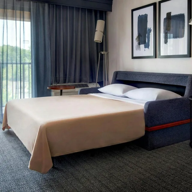 غرفة بسرير كينج مع أريكة بحوض استحمام لذوي الإعاقة، Courtyard by Marriott Paramus 2/7
