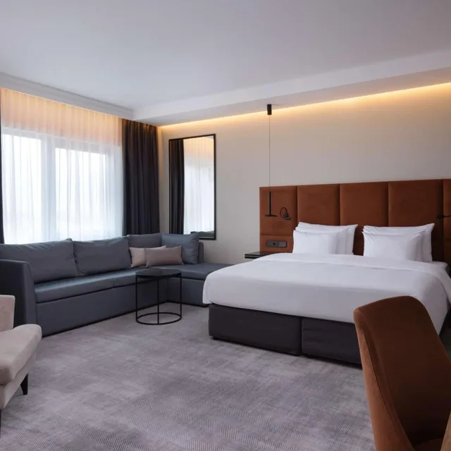 جناح جونيور مع دخول الصالة، Radisson Collection Hotel Warsaw 2/6