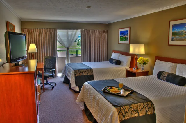 غرفة قياسية بسريرين كوين، Fairmont Hot Springs Resort 2/2