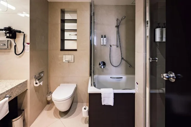 جناح بمنطقة جلوس بمطبخ صغير، CROWNE PLAZA BRATISLAVA 8/10