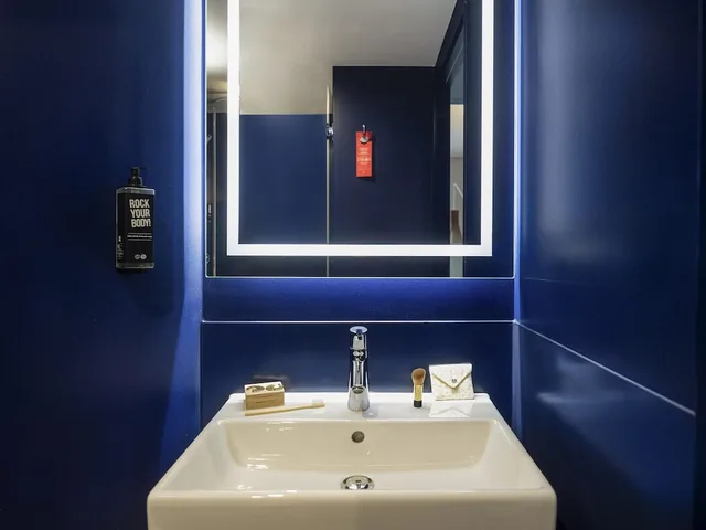 غرفة ثلاثية بثلاثة أسرّة مع أريكة، Ibis Paris Gare Montparnasse Catalogne 4/7