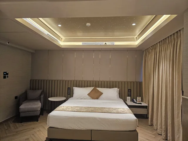 Grand, Premium, King Bed, Bathtub, Dragonfly Hotel 1/4