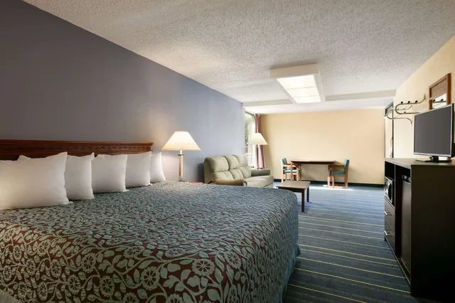 غرفة بسرير كينج، Days Inn by Wyndham Clearwater/Gulf to Bay 2/3