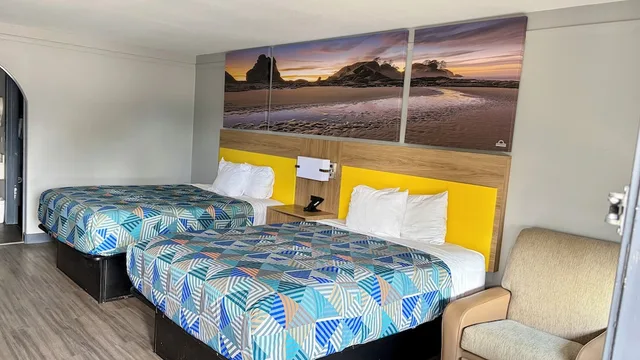 Room, 2 Double Beds, Days Inn By Wyndham Gonzales 4/9