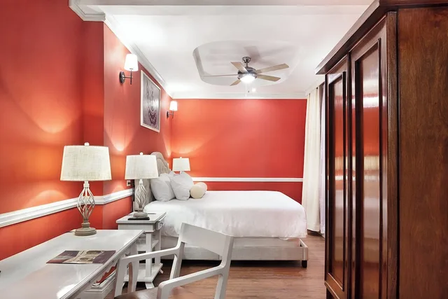Heritage, Colonial, King Bed, Hotel La Perla 1/4