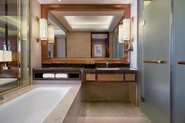 غرفة ديلوكس بسرير كينج، Sheraton Grand Zhengzhou Hotel 2/2