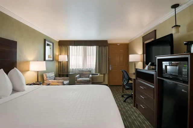 غرفة بسرير كينج مع أريكة، Best Western Holiday Hotel 1/2