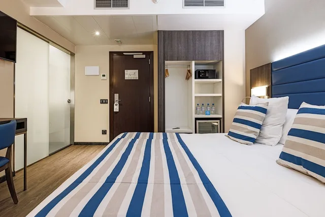 غرفة ديلوكس رباعية بسرير كينج مع أريكة، Hotel Ronda Lesseps 9/10