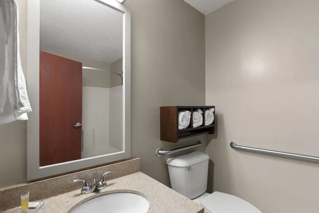 غرفة بسرير كينج لذوي الإعاقة، Super 8 by Wyndham Shepherdsville / Louisville South I65 7/10