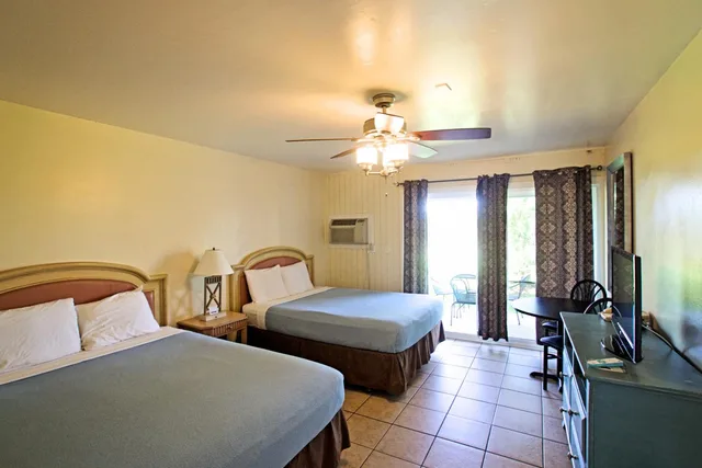 غرفة بسريرين كوين بشرفة يُسمح فيها بالحيوانات الأليفة، Ocean Villa Inn 1/2