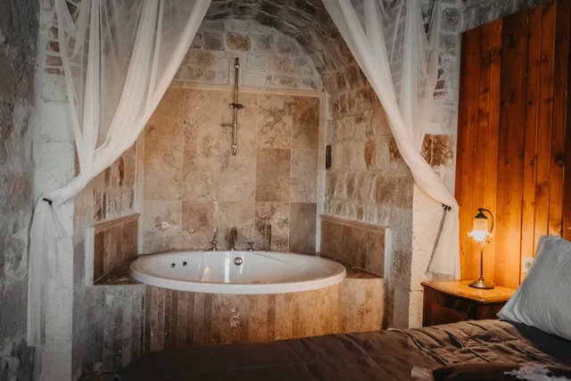 Cave, Family, Suite, Double Bed, Sofa, Dere Suites 3/5
