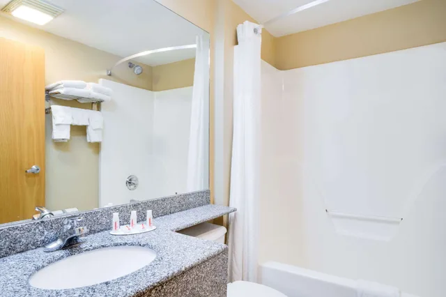 جناح استوديو بسريرين كوين، Microtel Inn and Suites by Wyndham Pigeon Forge 7/8