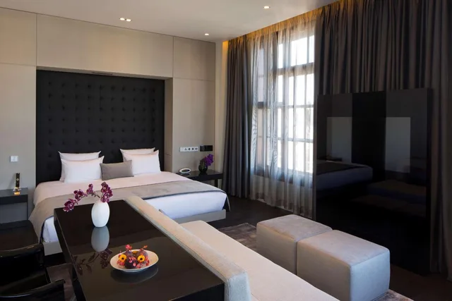 Art, Junior Suite, Queen Bed, Canal View، Art Otel Amsterdam 2/3
