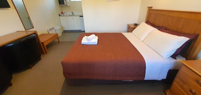 استوديو بسرير كوين بحوض جاكوزي، Rosewood Court Motel 1/4