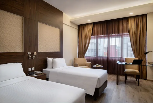 Premier, Hotel Grand Pacific 2/2