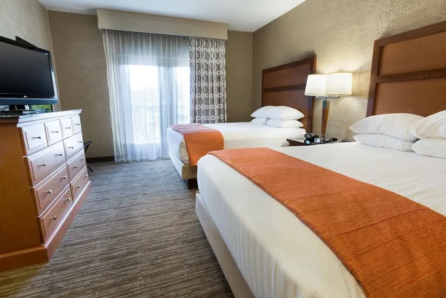 جناح بسريرين كوين بشرفة بغرفتين مع أريكة في طابق مرتفع، Drury Inn & Suites Flagstaff 1/3
