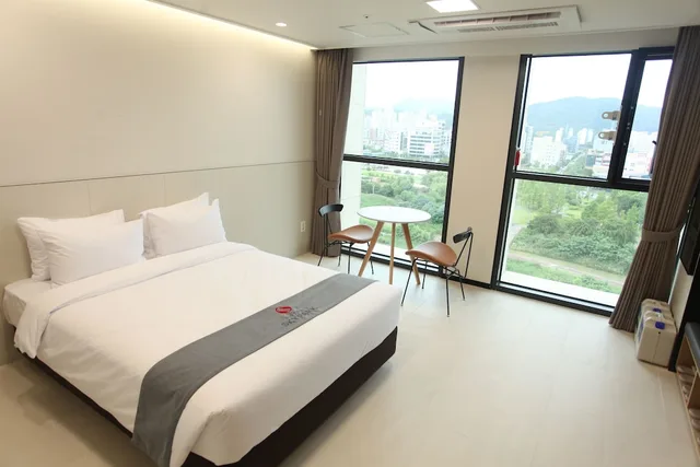غرفة ديلوكس عائلية بسريرين منفصلين وسرير مزدوج وسريرين منفصلين، Hotel Skypark Daejeon I 1/6