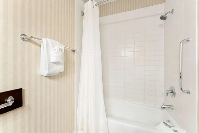 غرفة بسرير كينج بحوض جاكوزي، Best Western Williams Lake Hotel 6/6