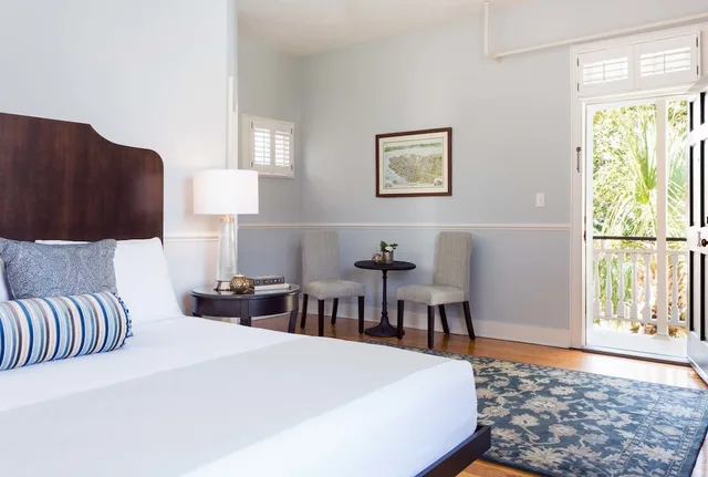 Standard, King Bed, Courtyard Area، Elliott House Inn 2/8