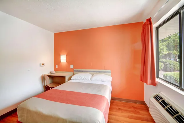 1 Full Bed، Motel6 Southington, CT - Hartford 4/10