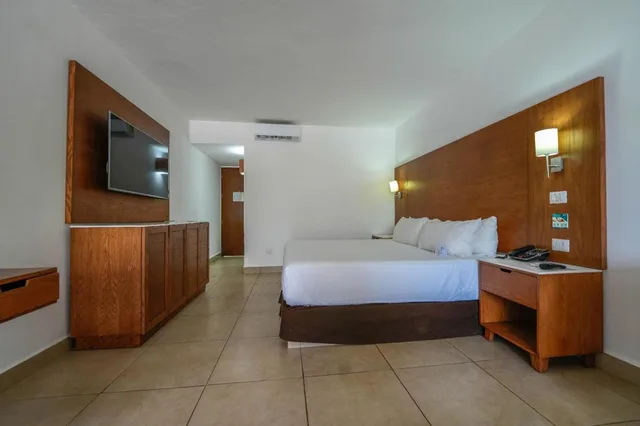 جناح جونيور بسرير كينج بشرفة، Cozumel Hotel & Resort 2/3