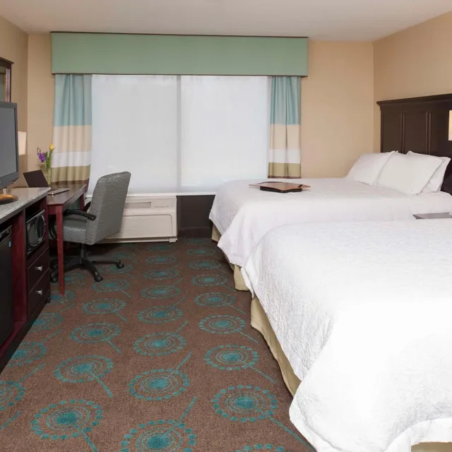 جناح بسريرين كوين بغرفة نوم واحدة بمطبخ، Larkspur Landing Hotel South Bend 1/4