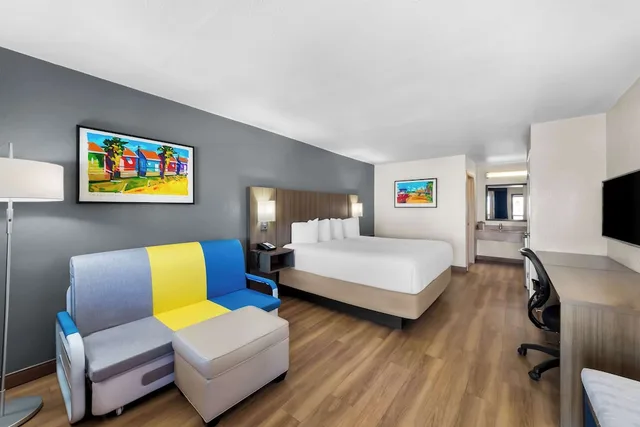 غرفة قياسية بسرير كينج مع أريكة لذوي الإعاقة، Best Western Port Aransas TX 1/3