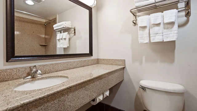 جناح بسرير كينج مع أريكة، SureStay Plus By Best Western Lubbock Medical Center 3/7