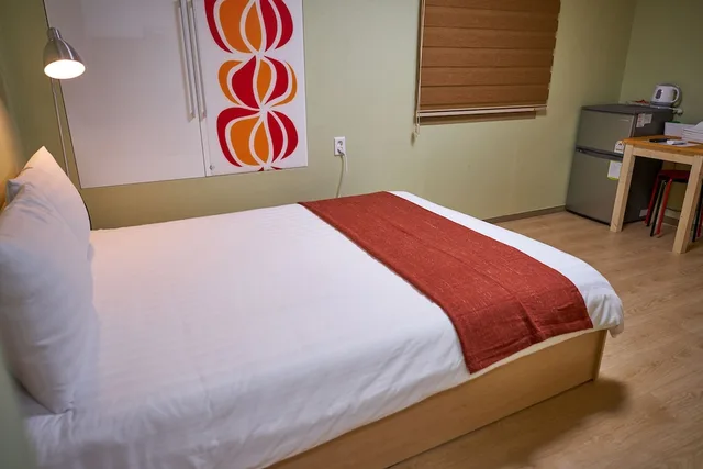 غرفة بسرير كوين، R Guesthouse 1/10