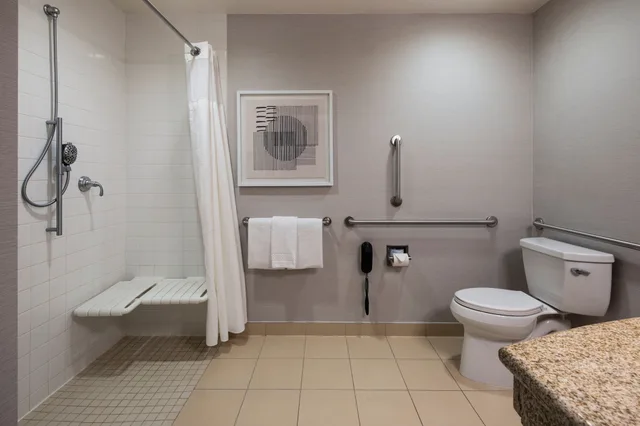غرفة بسريرين كوين لذوي الإعاقة، Courtyard Mankato 6/8