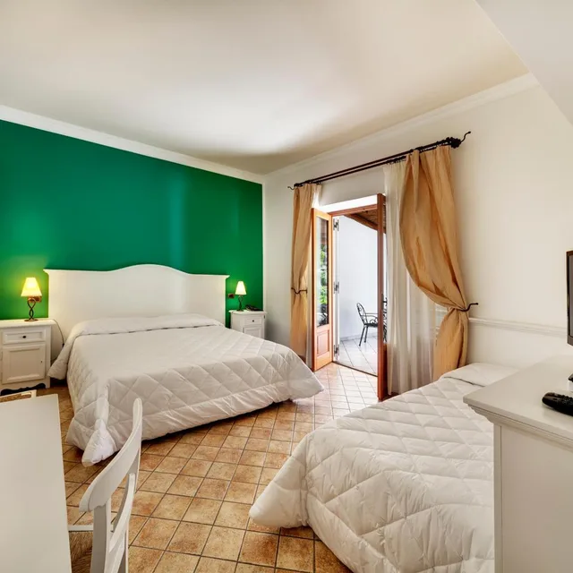 غرفة كلاسيكية ثلاثية بإطلالة على الحديقة، Villa Enrica 1/5