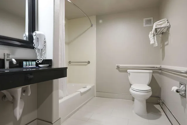 جناح بسرير كينج مع أريكة بحوض استحمام لذوي الإعاقة، Best Western Lanai Garden Inn & Suites 3/4