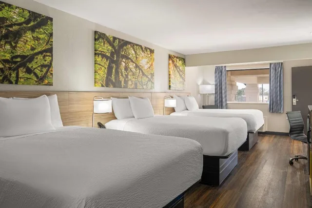 Upstairs, 3 Queen Beds, No Elevator، Days Inn & Suites by Wyndham Byram 1/4