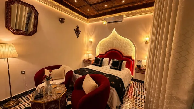 جناح ديلوكس بسرير كينج بإطلالة على الفناء بغرفة نوم واحدة، Riad Fes Palais Bab Sahra & Cooking Workshops 3/9