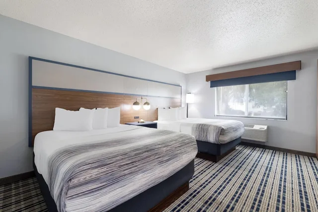 جناح استوديو بسريرين كوين، AmericInn by Wyndham Chamberlain Conference Center 1/6