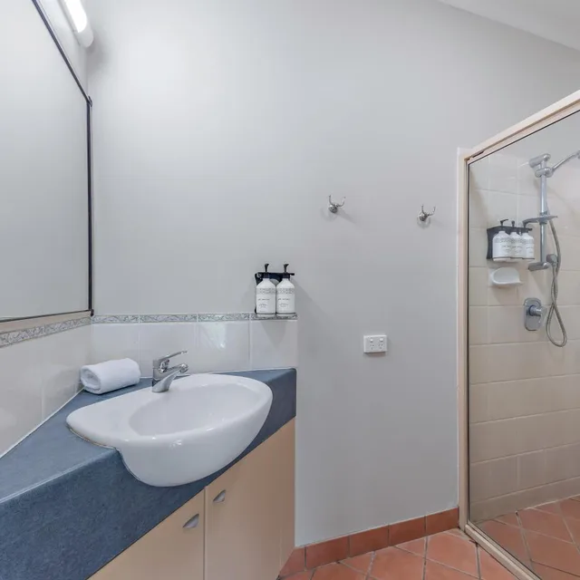 2 Bedrooms, Spa, Penthouse, Marina View, Top Floor، at Boathaven Bay Holiday Apartments 7/9