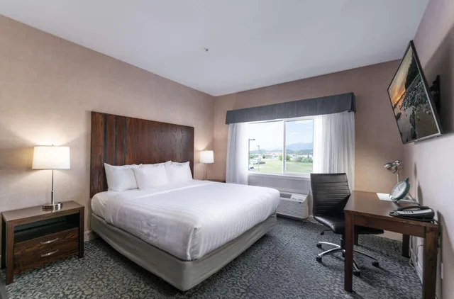 غرفة بسريرين منفصلين وسرير كينج مع أريكة، Prestige Cranbrook Hotel, BW Premier Collection 2/5