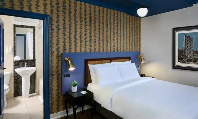 غرفة بزنس بسرير كينج وسرير كوين، Hotel Victoria Toronto 4/5