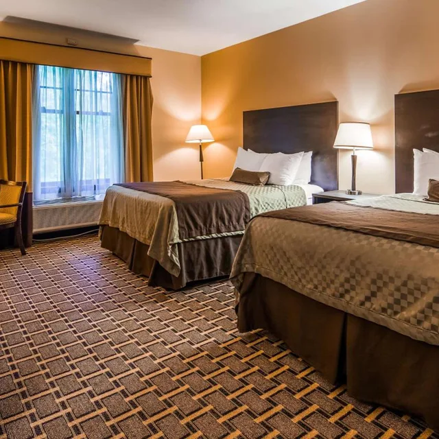غرفة بسريرين كوين بحوض استحمام لذوي الإعاقة، Best Western Plus the Inn And Suites At the Falls 4/10