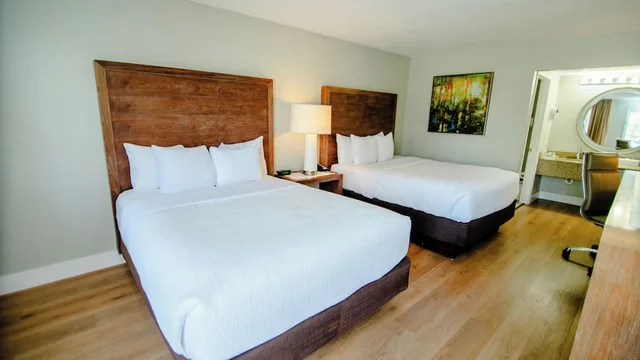 غرفة قياسية بسريرين كوين، Quality Inn Suites By the Parks 5/6