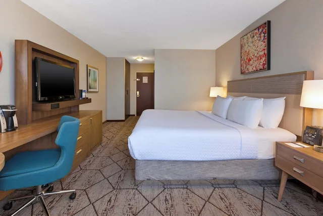 غرفة قياسية بسرير كينج، Crowne Plaza Columbus North-Worthington 5/7