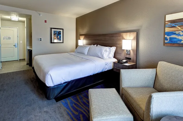 Standard, King Bed, Accessible, Holiday Inn Express And Suites Manhattan 1/4