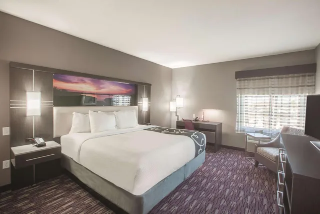 غرفة بسرير كينج بحوض استحمام لذوي الإعاقة، La Quinta Inn And Suites By Wyndham Kingsville 2/5