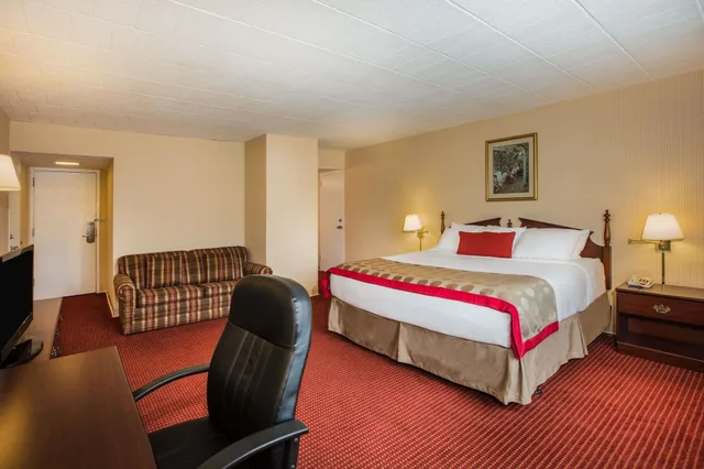 غرفة بسرير كينج لذوي الإعاقة، Ramada by Wyndham Ligonier 2/4