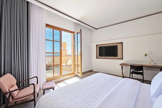 Grand, King Bed, Beach Front، Le Meridien Ra Beach Hotel And Spa 1/4