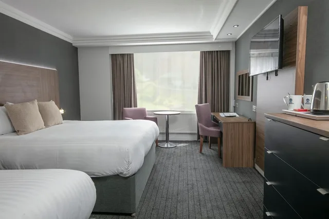 غرفة سوبيريور بسرير كينج وسرير فردي، Best Western Plough & Harrow Hotel 2/4