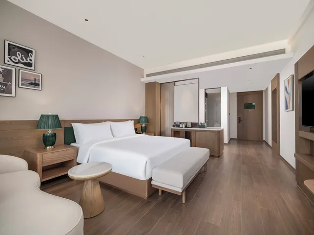 غرفة قياسية بسرير كينج بإطلالة على الحديقة بشرفة، Holiday Inn Resort Wanning Shenzhou Peninsula by IHG 3/7